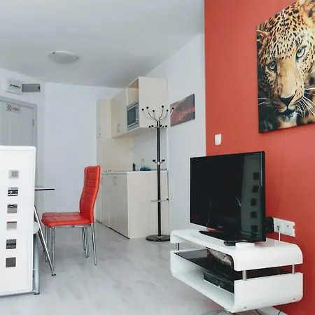 Red Fashion With Free Parking&pool Apartment