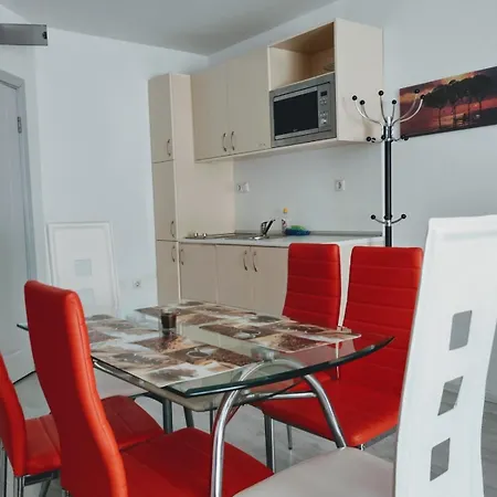 Red Fashion With Free Parking&pool Apartment