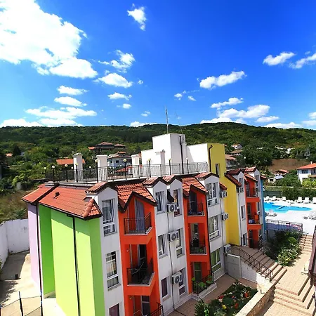 Red Fashion With Free Parking&pool Apartment