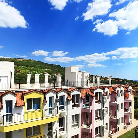 Red Fashion With Free Parking&pool Apartment Balchik
