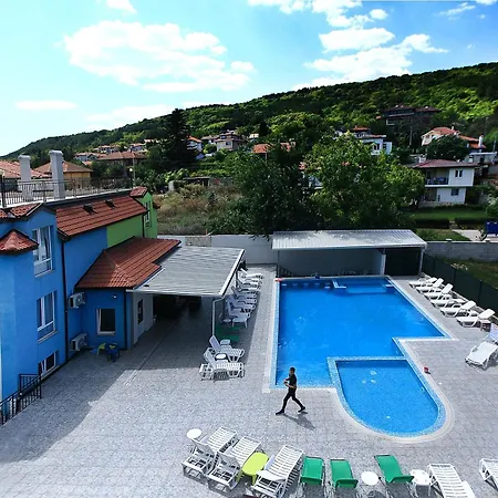 Red Fashion With Free Parking&pool Apartment *