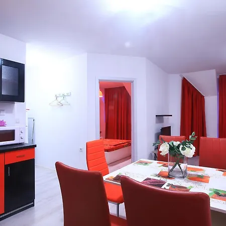 Red Fashion With Free Parking&pool Apartment Balchik