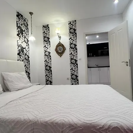 Red Fashion With Free Parking&pool Apartment